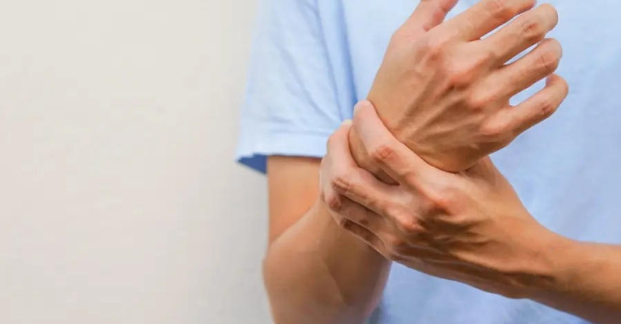 Fratture dello scafoide, le domande più comuni: risponde il Dott. Antonio Merello, chirurgo della mano